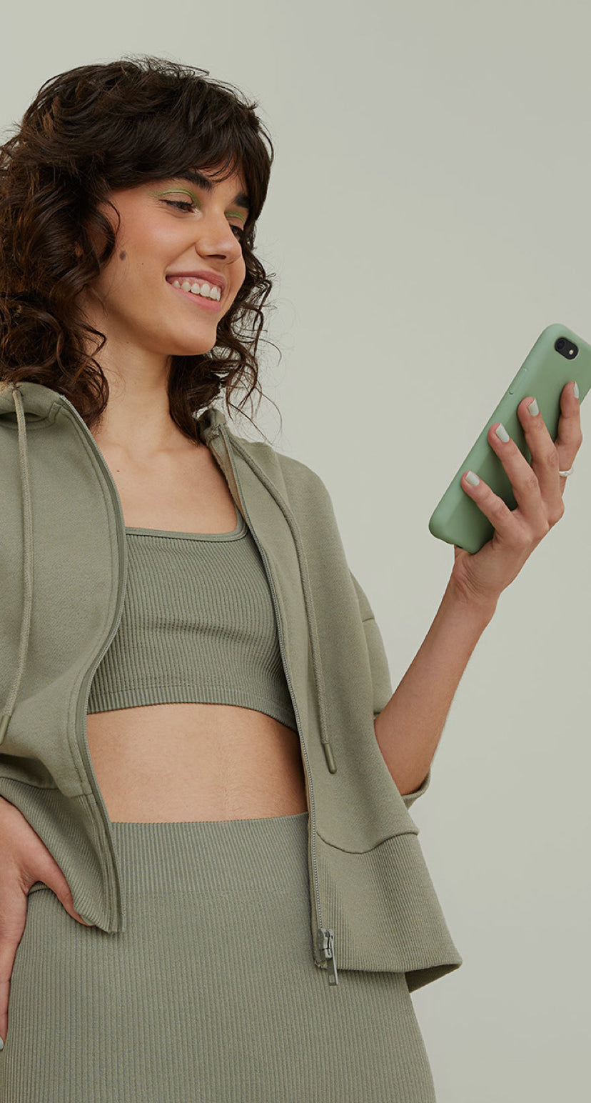 Junge Frau mit Smartphone in der Hand