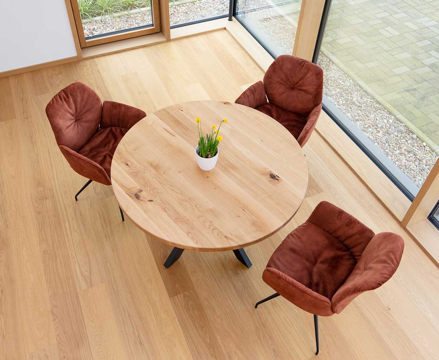 Runde Tischplatte Eiche Astig mit drei Stühlen und Deko