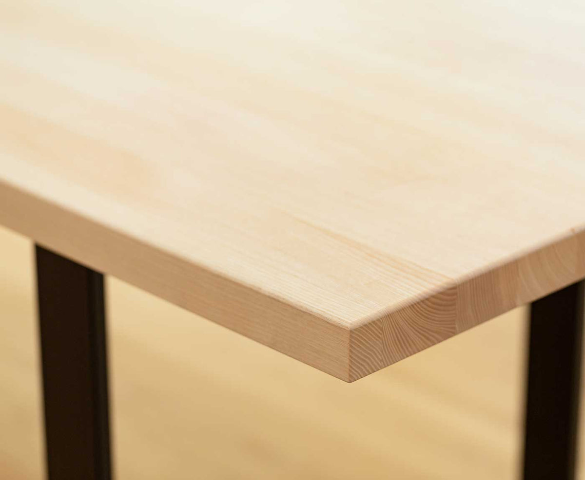 Detail der Holzmaserung der Tischplatte Esche