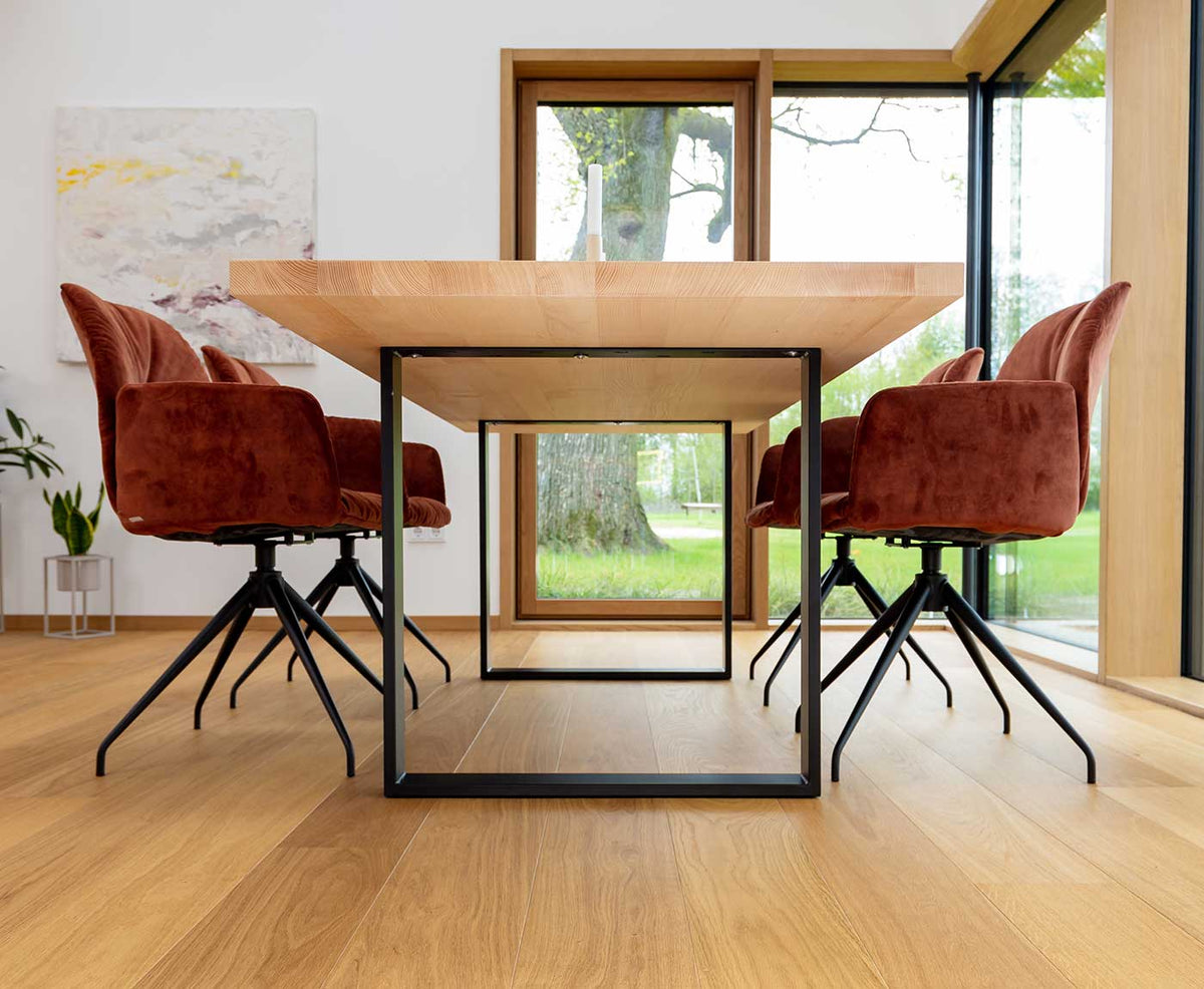 Tischplatte Esche mit Gestell von unten und roten Stühlen