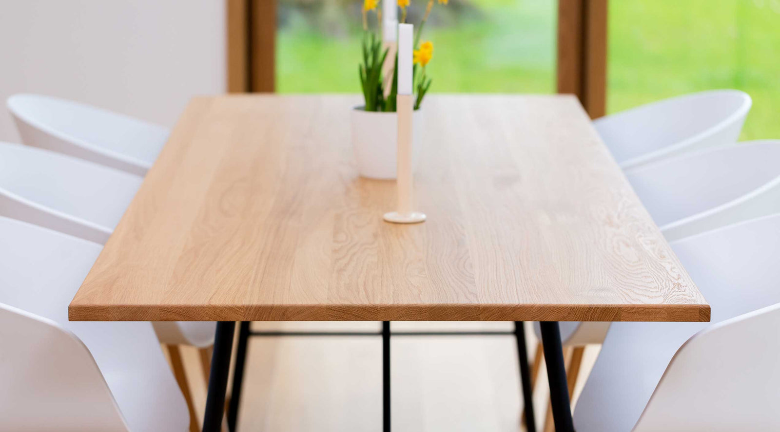 Tischplatte Eiche Massivholz mit weißen Stühlen
