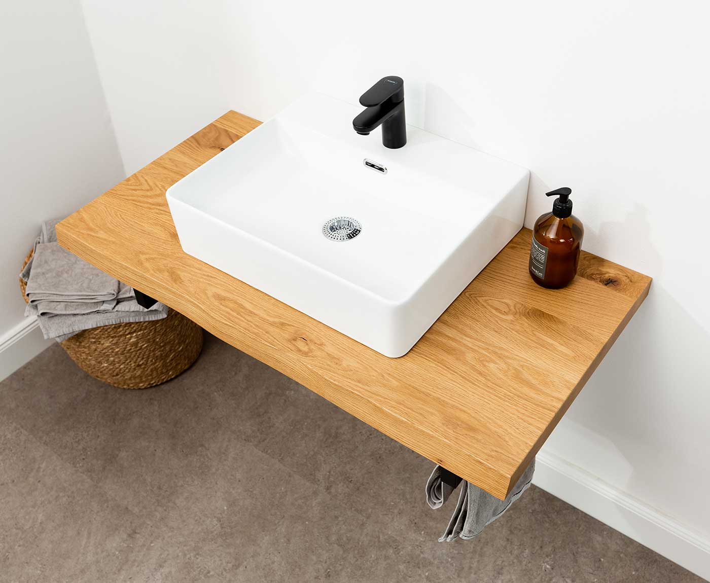 Waschtischplatte Eiche Astig mit Waschbecken sowie Seifenspender