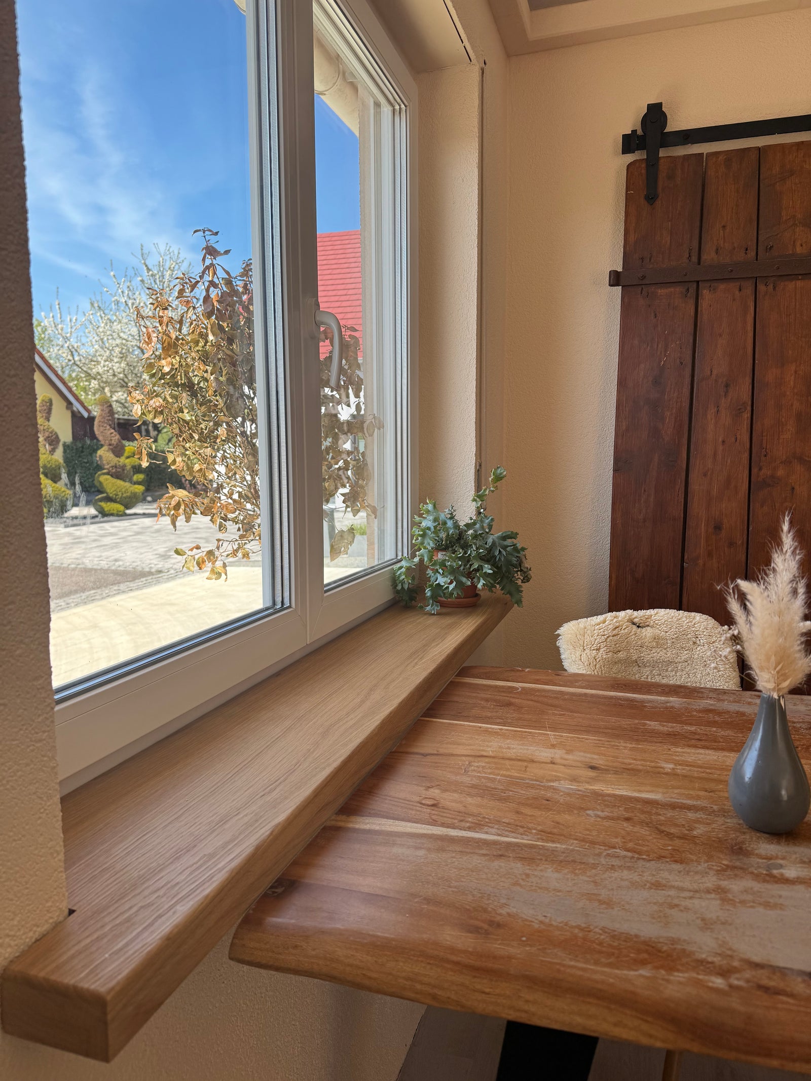 Alte Fensterbank nach Renovierung mit Aufsatzfensterbank