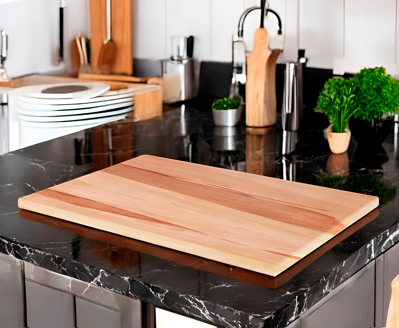 Kochfeldabdeckung aus Birne auf Cerankochfeld und schwarzer Arbeitsplatte.