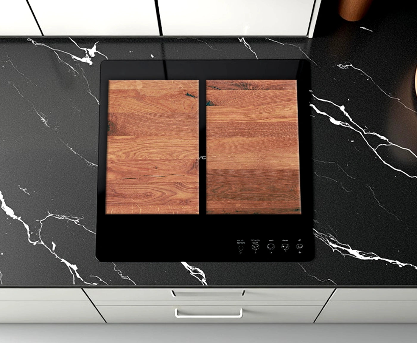 Zweiteilige Kochfeldabdeckung aus Eichenholz auf Cerankochfeld und dunkler  Arbeitsplatte.