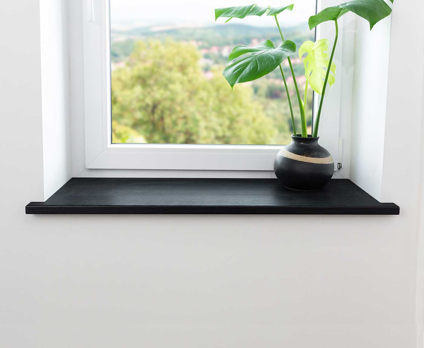 Fensterbank innen in Esche Schwarz mit Vase und Pflanze.