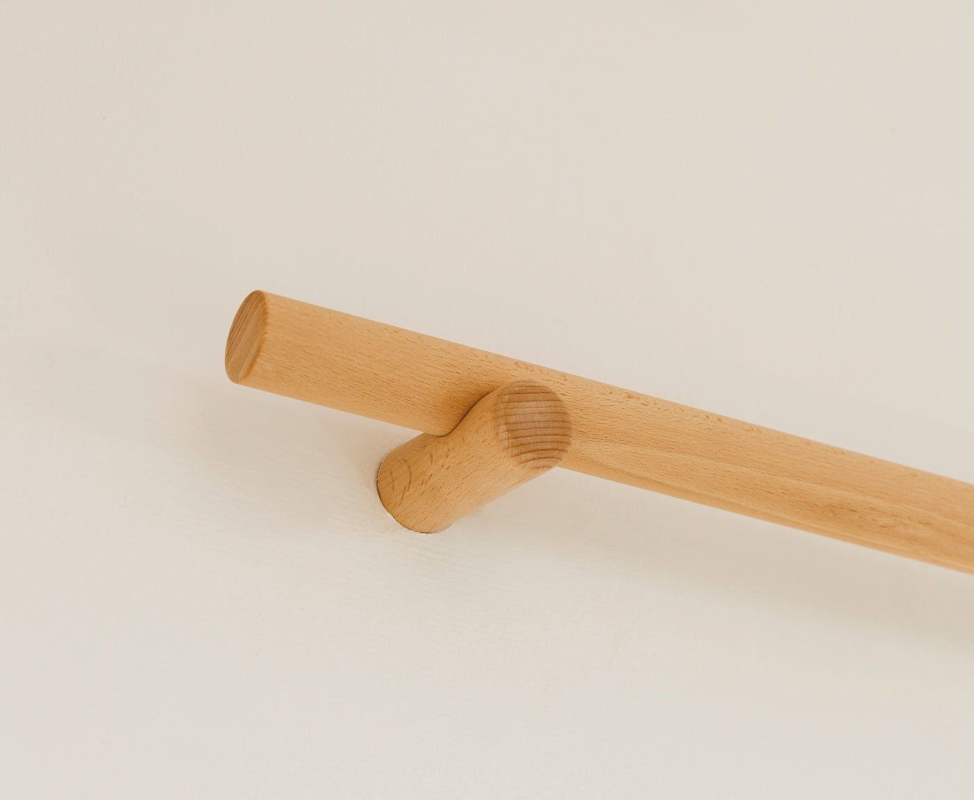 Nahaufnahme von Gardinenstange Buche und Halterung aus Buche 