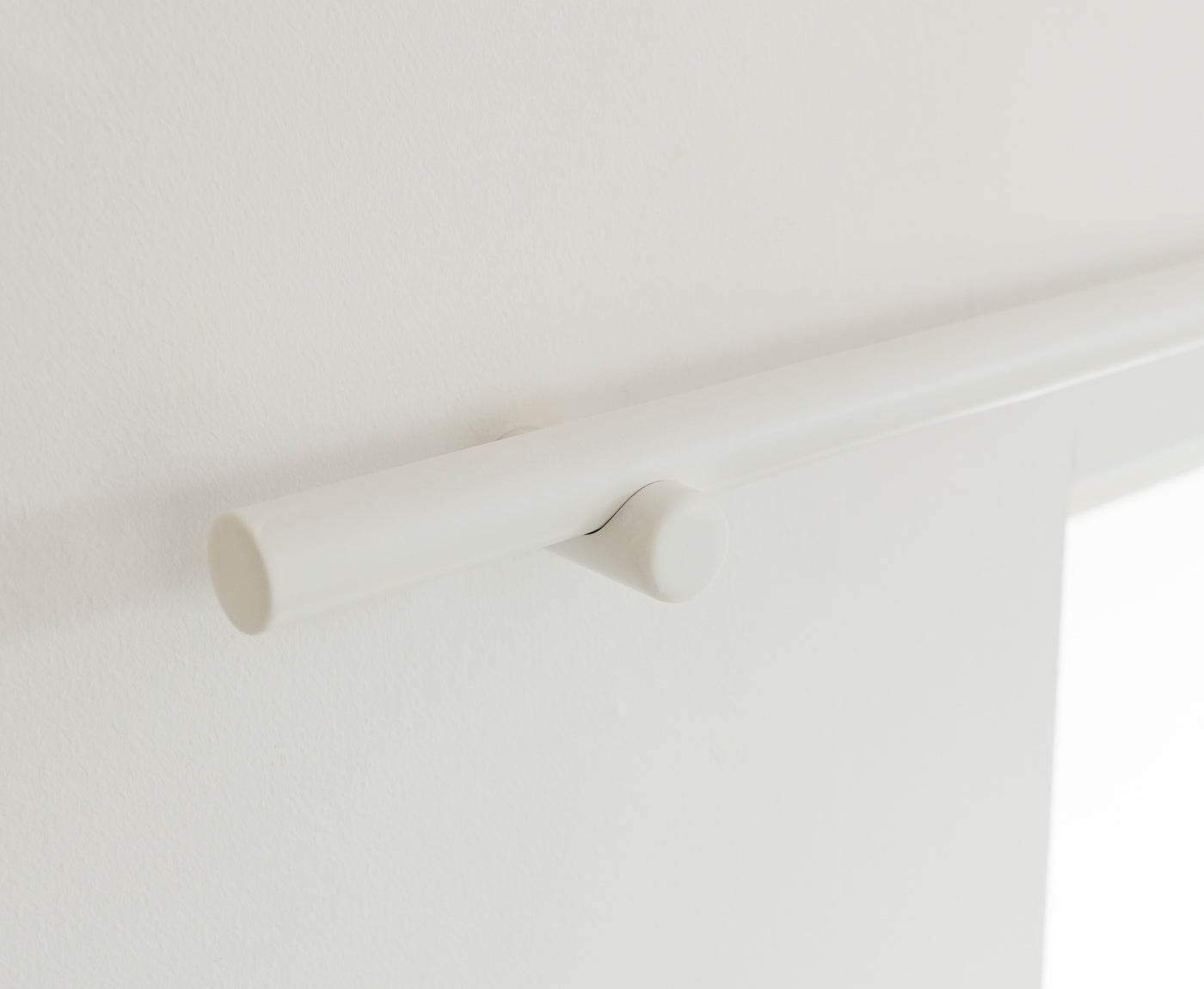 Detailbild von Gardinenstange weiß mit weißer Halterung