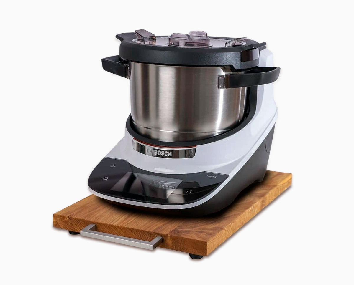 Gleitbrett aus Eiche mit Edelstahlgriff eckig und Bosch Cookit Küchenmaschine vor weißem Hintergrund.