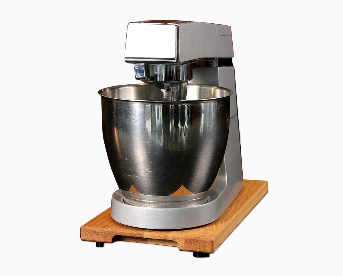 Gleitbrett Eiche mit Griffmulde und Kenwood Küchenmaschine.