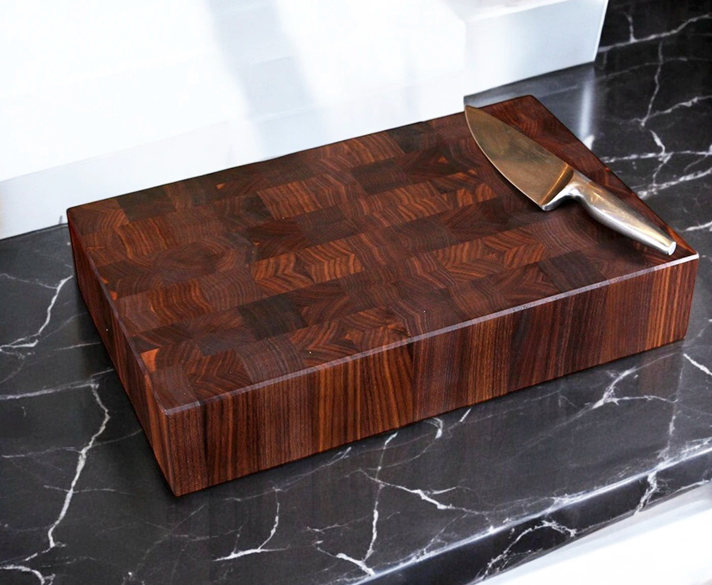 Hackblock Stirnholz in Nussbaum mit Edelstahlmesser.