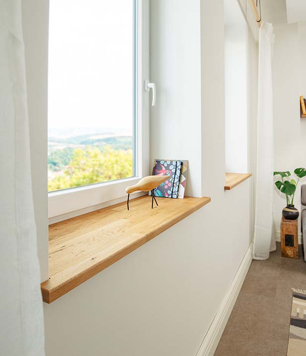 Fensterbänke im Wohnzimmer mit Deko