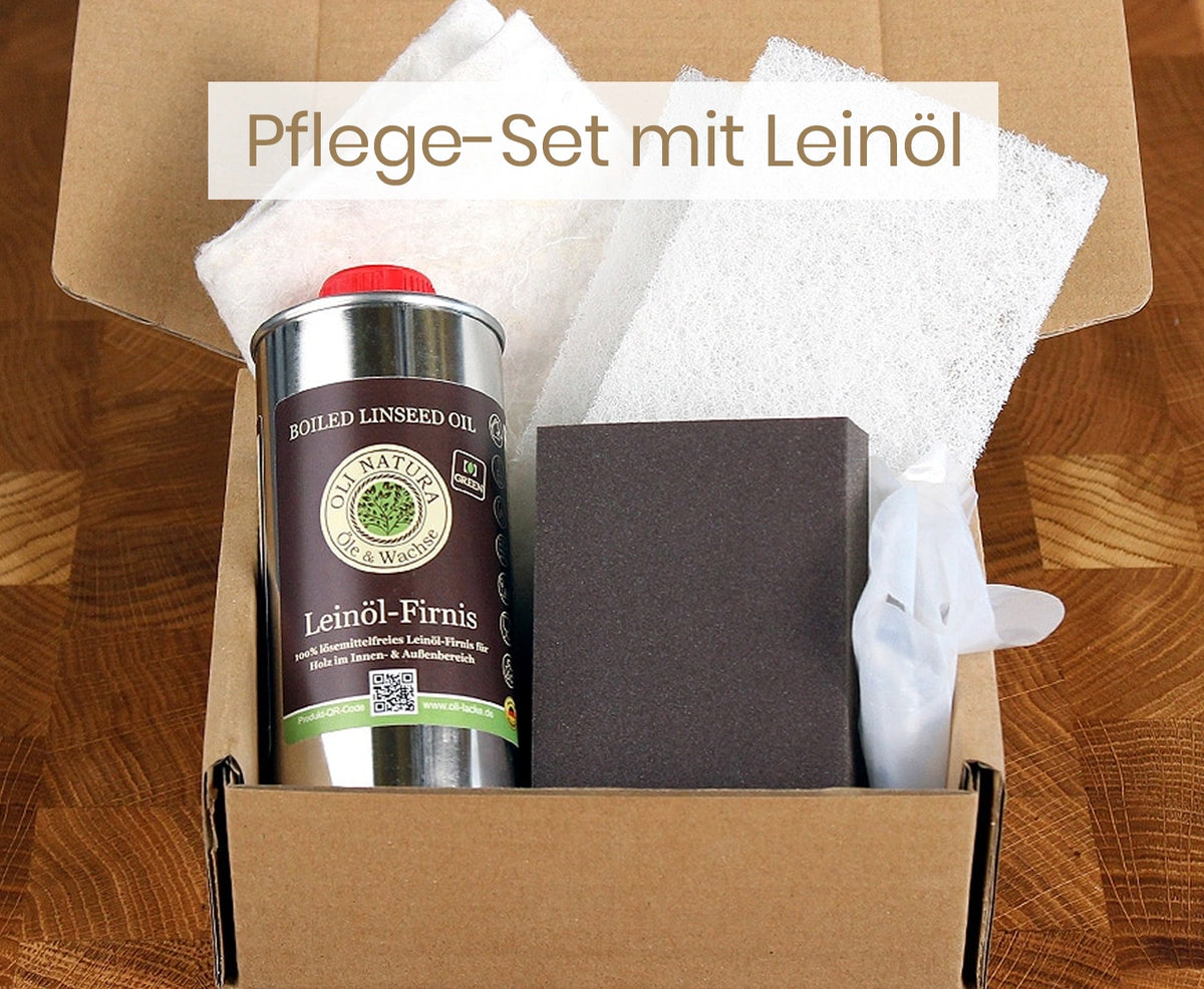 Pflege-Set für Holzbretter mit Leinöl-Firnis, Schleifschwamm und weißen Pads in Versandkarton.
