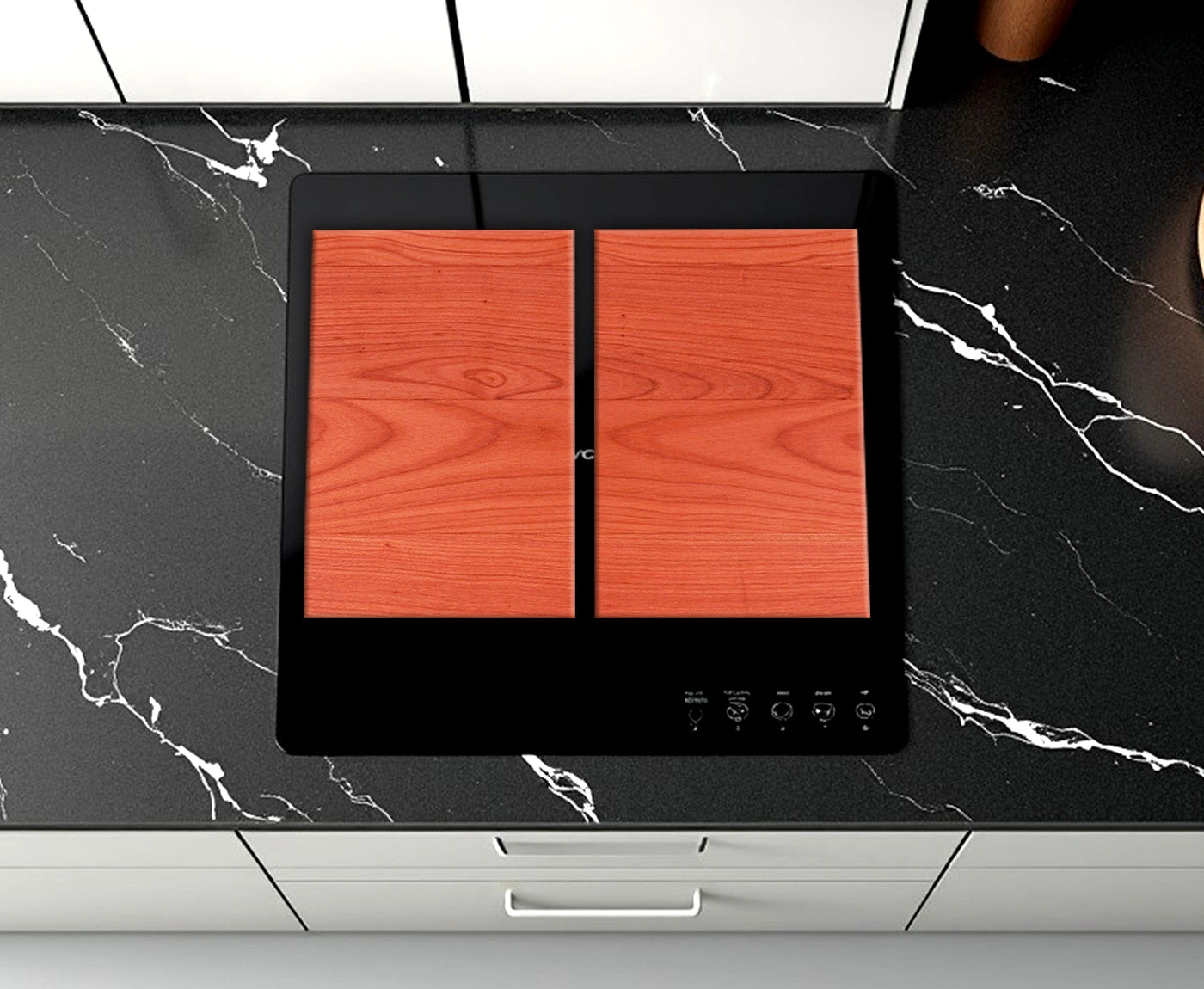 Zweiteilige Kochfeldabdeckung aus Kirschbaum auf Cerankochfeld.