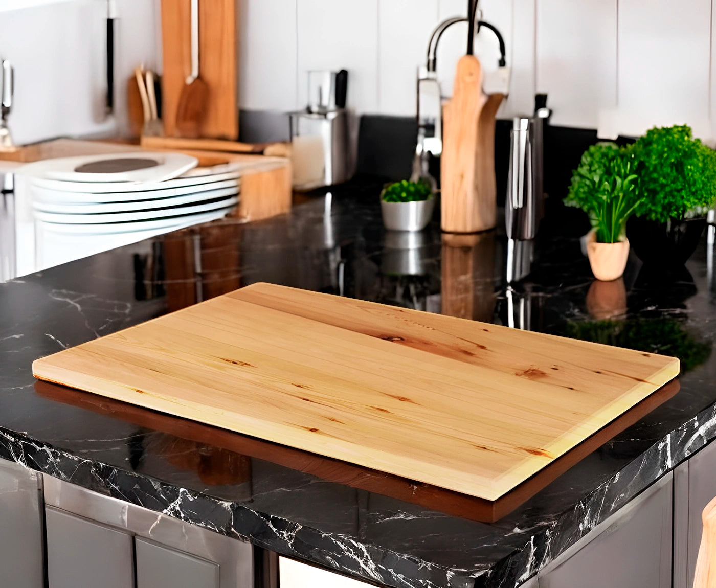 Kochfeldabdeckung aus Lärche auf schwarzer Kücheninsel.