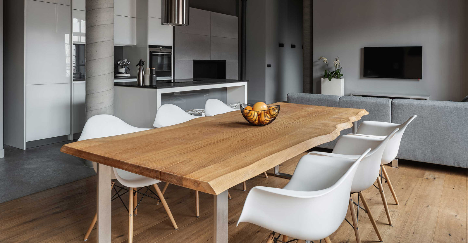 Tischplatte Eiche mit Gestell und Stühlen im Wohnzimmer