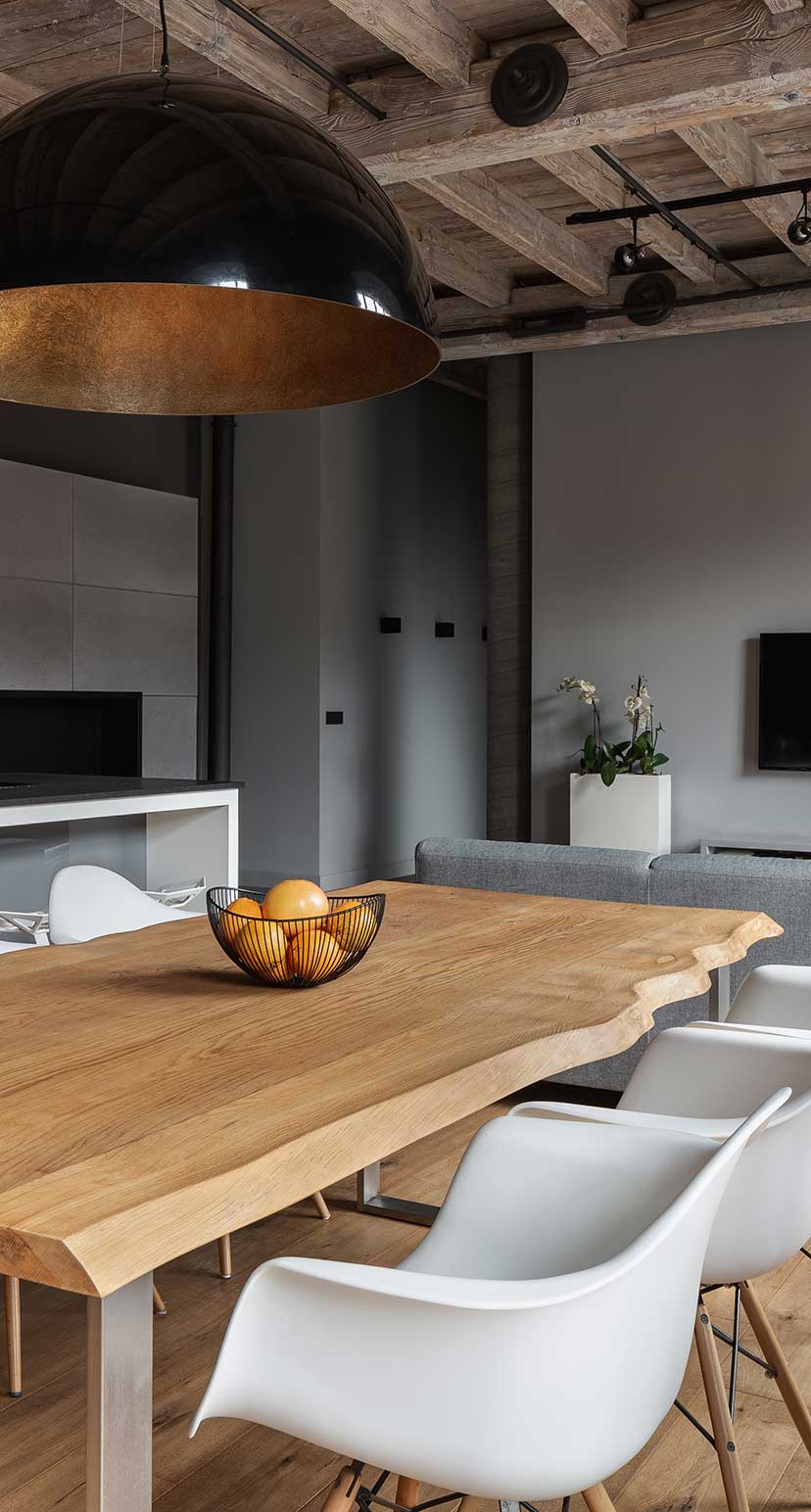 Tischplatte Eiche mit Gestell und Stühlen im Wohnzimmer