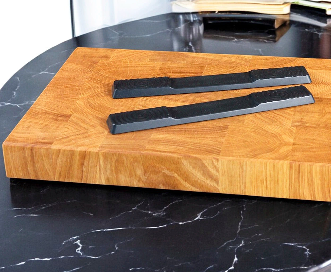 Zwei Multi-Stopper Unterlegleisten auf Schneidebrett Stirnholz