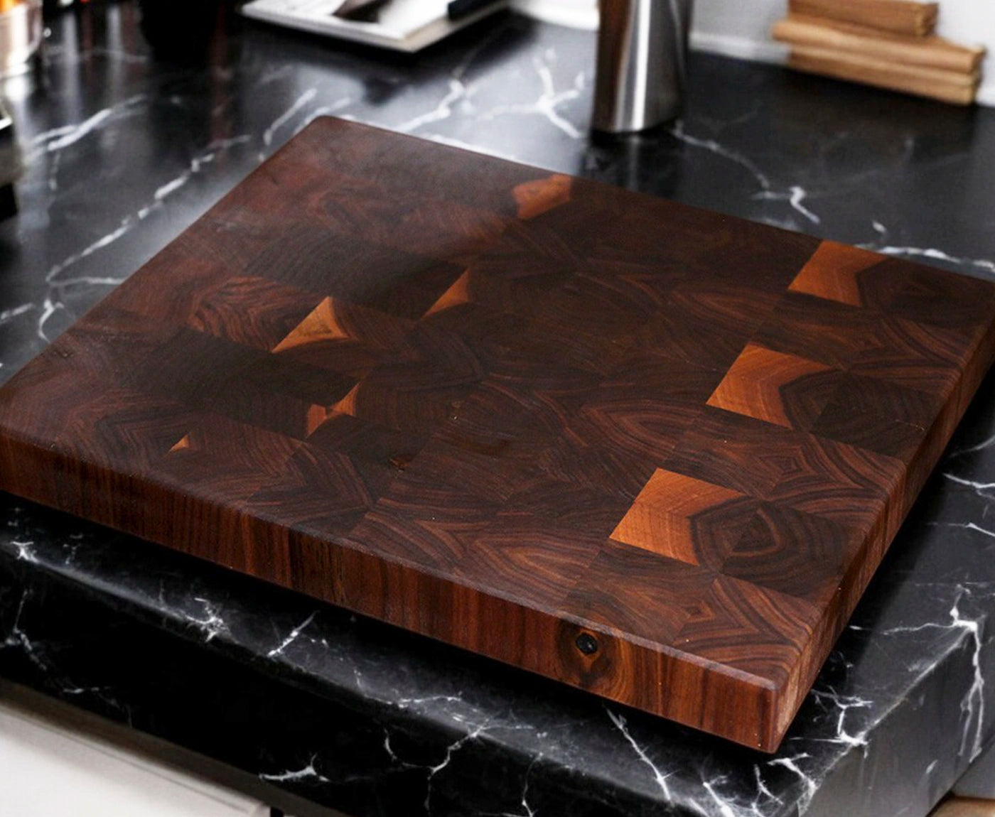 Schneidebrett Stirnholz Nussbaum auf schwarzer Küchenzeile.