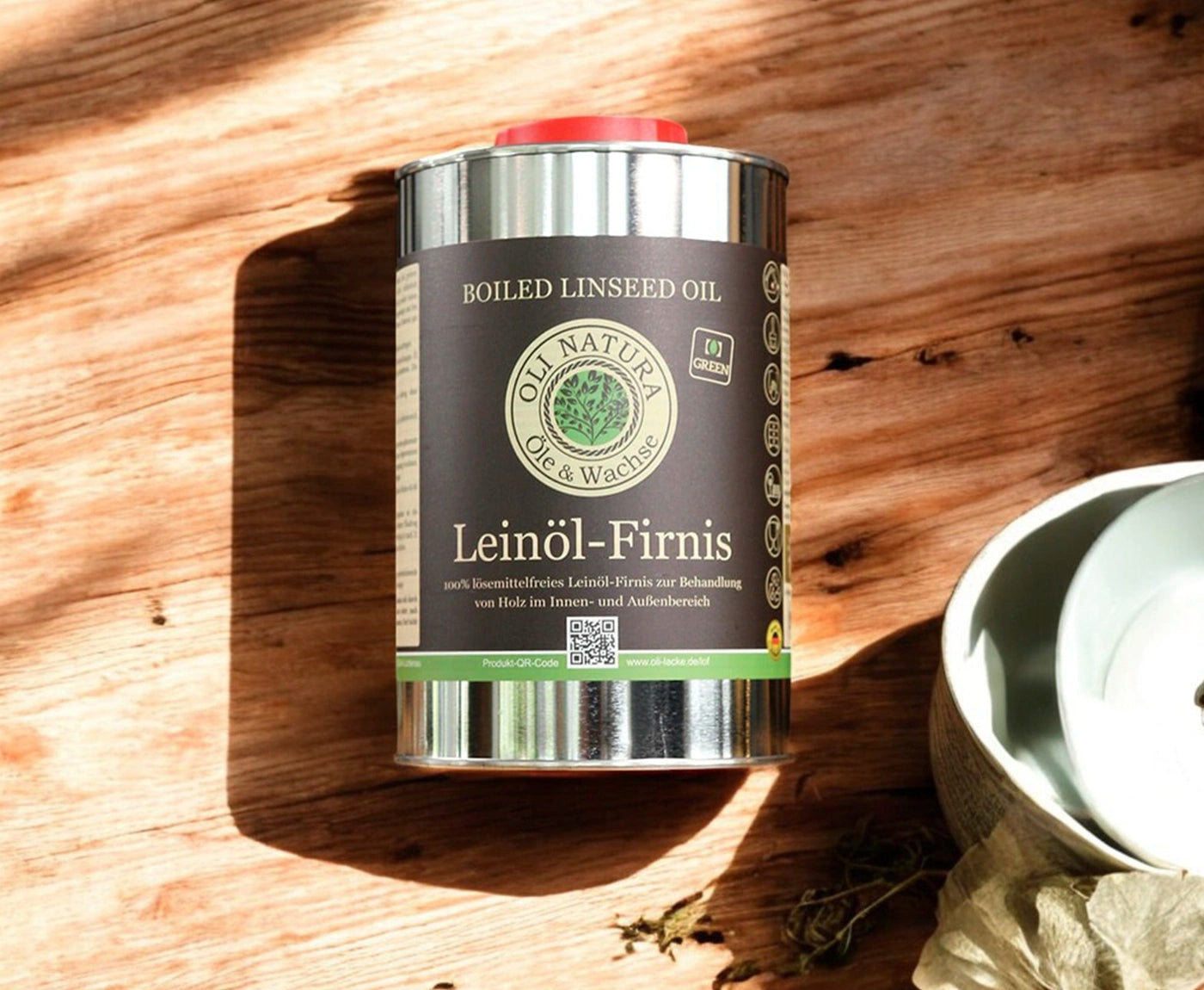 Metalldose mit Leinöl-Firnis auf Holzuntergrund.