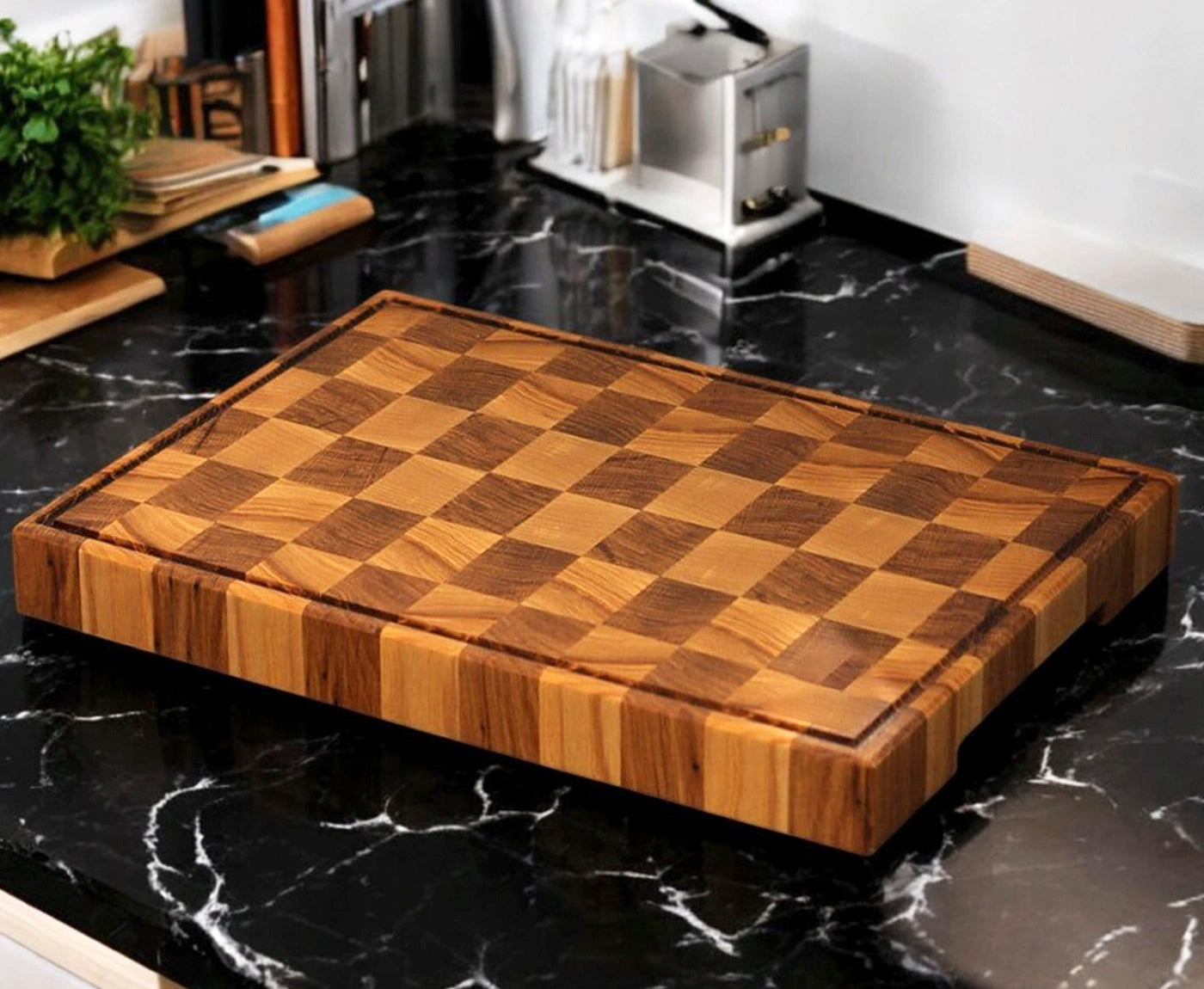 Stirnholz Schneidebrett im Schachbrettmuster auf dunkler Arbeitsplatte.