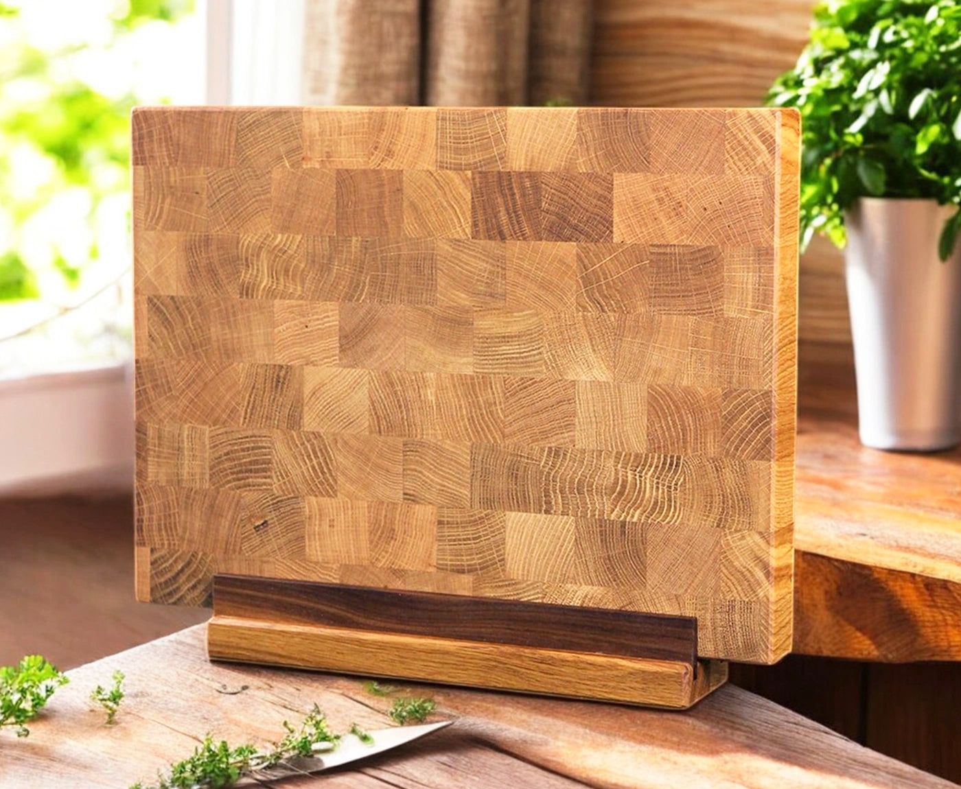 Schneidebretthalter aus Holz mit Schneidebrett aus Stirnholz in Küche.