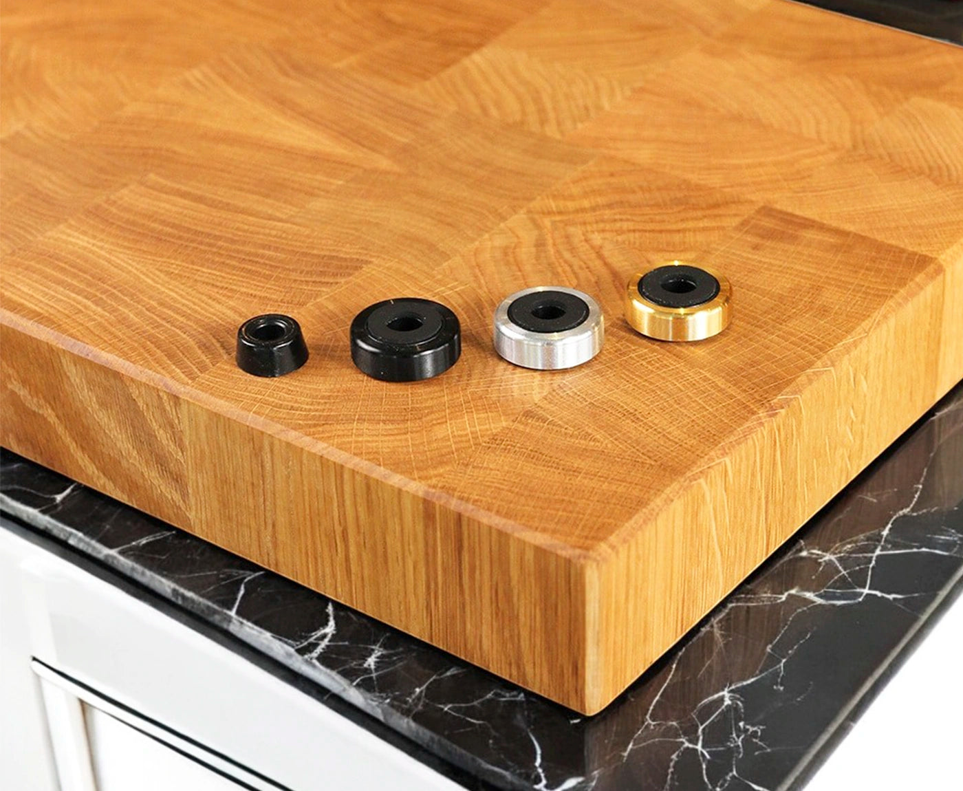 Vergleich der Füße für Schneidebretter: Vollgummi, Schwarz, Silber, Roségold - auf Schneidebrett