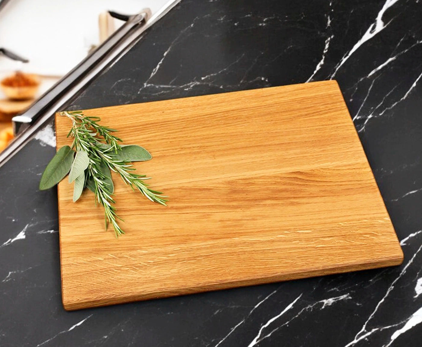 Schneidebrett mit Schweizer Kante aus Eiche, mit Kräutern auf Arbeitsplatte, mit Blick von Oben.