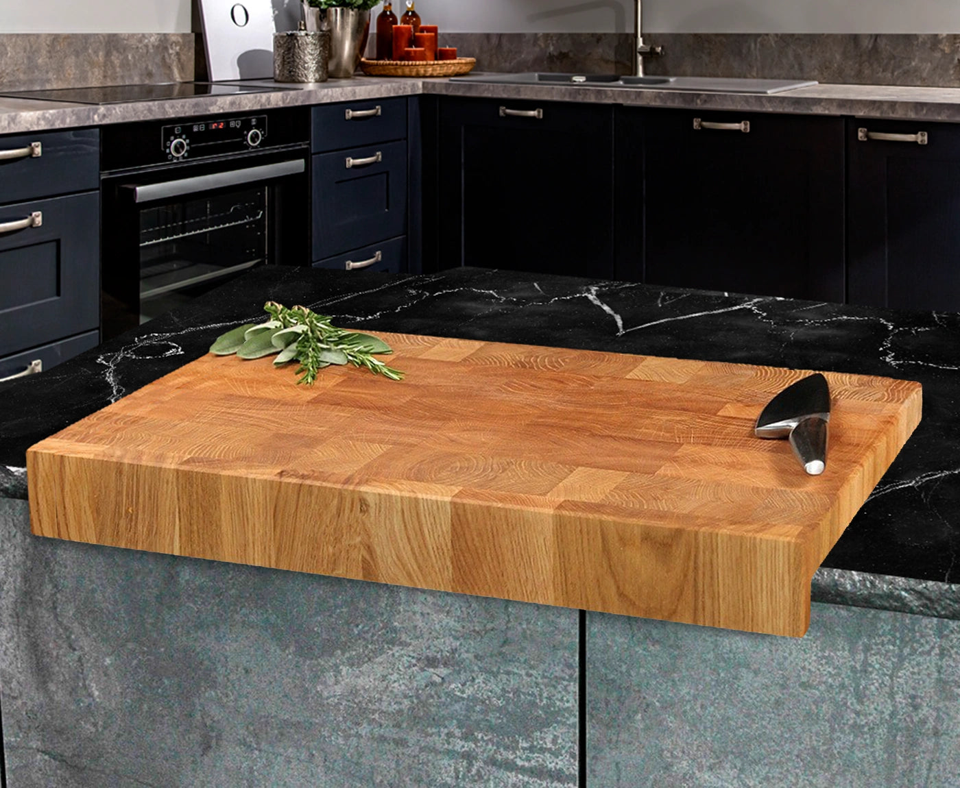 Schneidebrett mit Anschlagante, aus Stirnholz Eiche, mit Messer und Kräutern auf Arbeitsplatte in Küche.