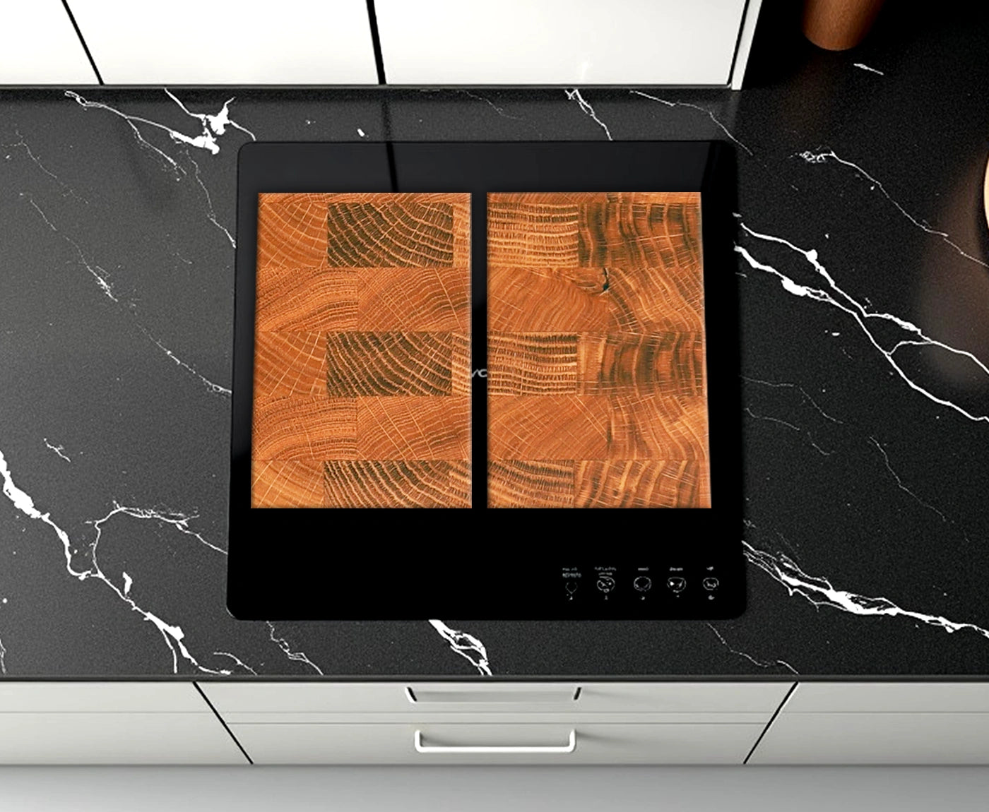 Kochfeldabdeckung aus Stirnholz auf Cerankochfeld und dunkler Arbeitsplatte.