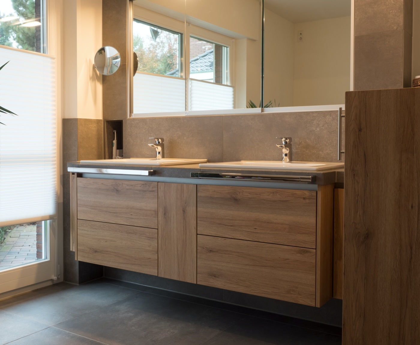 Doppelwaschtisch mit Schubladen in Badezimmer.